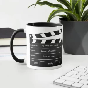 Idei de cadouri pentru cinefili - Cană personalizată în formă de clachetă regizor